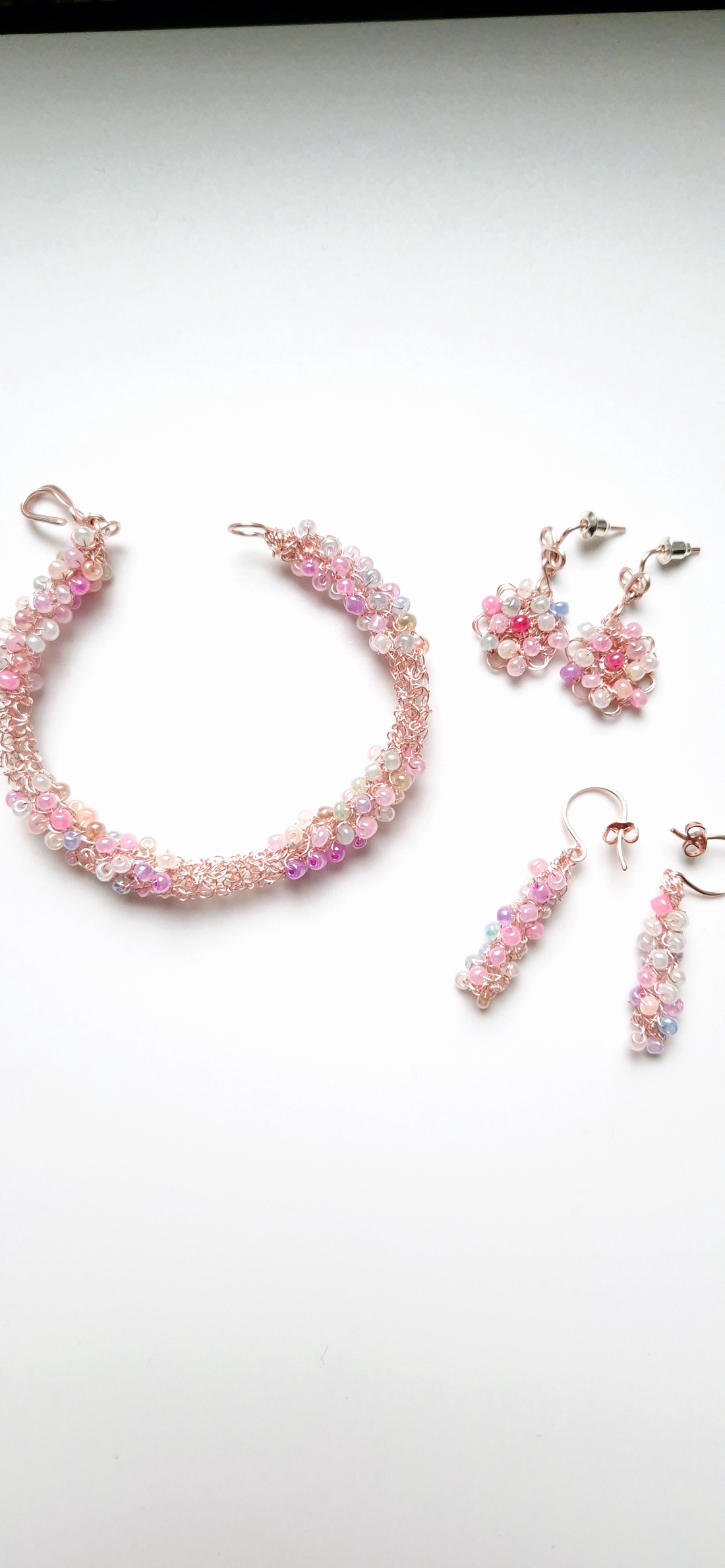 Cercei lungi roz cu mărgele de sticla colorate pastel - bijuterii - cercei - cercei din sticlă - Artynos.ro