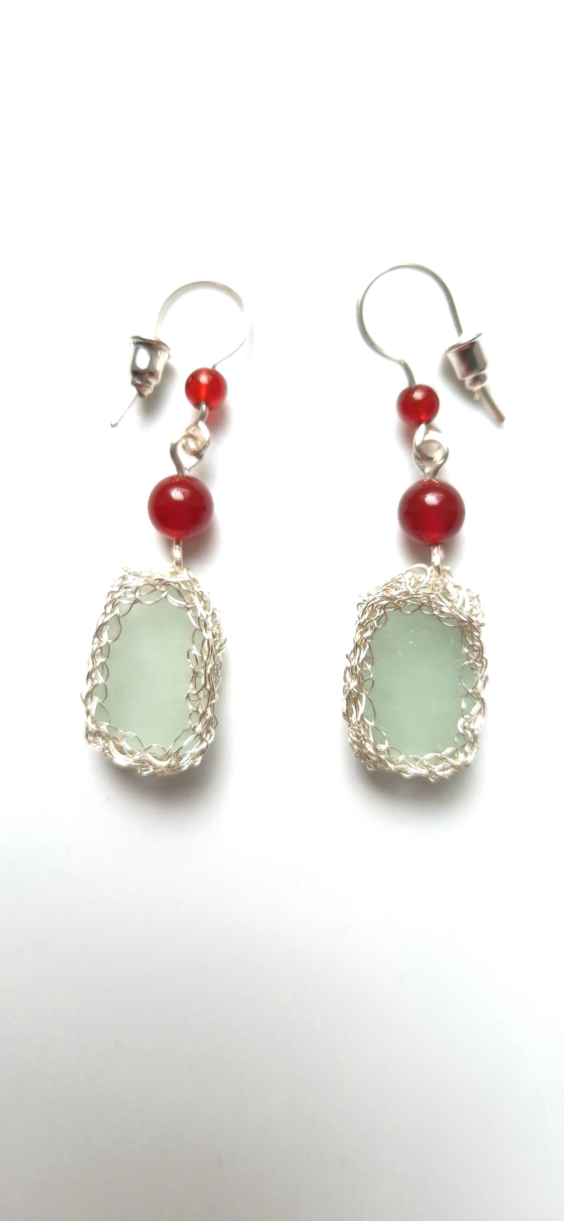 Cercei lungi argintati cu sticla de mare si carneol - bijuterii - cercei - cercei din sticlă - Artynos.ro