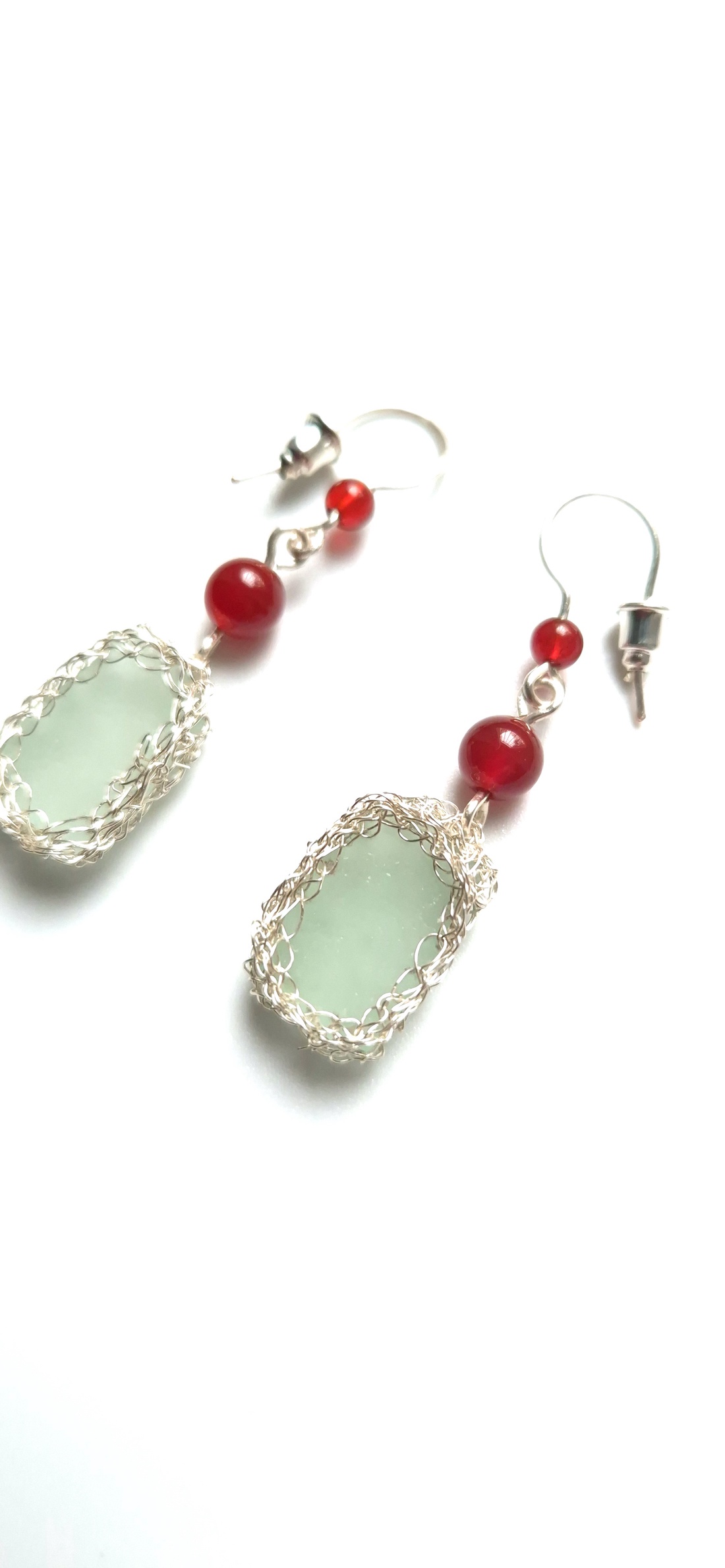 Cercei lungi argintati cu sticla de mare si carneol - bijuterii - cercei - cercei din sticlă - Artynos.ro