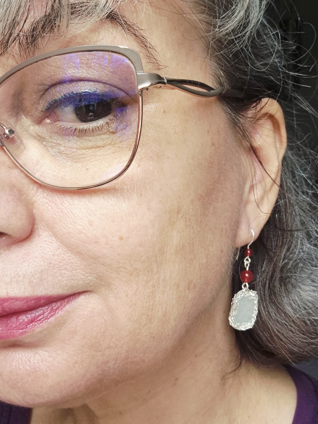 Cercei lungi argintati cu sticla de mare si carneol - bijuterii - cercei - cercei din sticlă - Artynos.ro