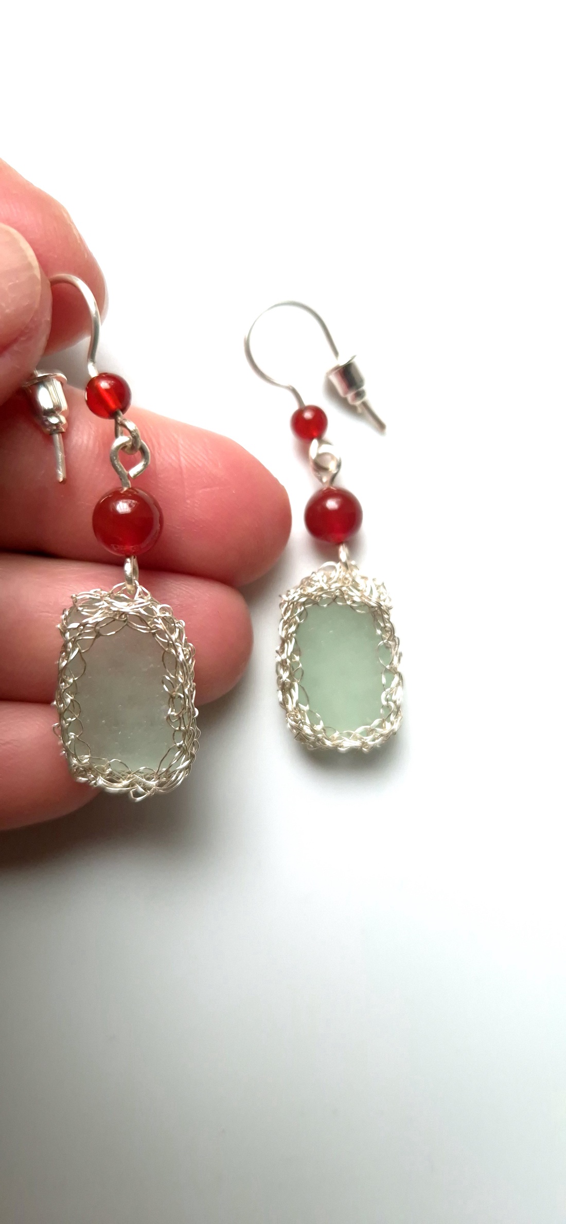 Cercei lungi argintati cu sticla de mare si carneol - bijuterii - cercei - cercei din sticlă - Artynos.ro