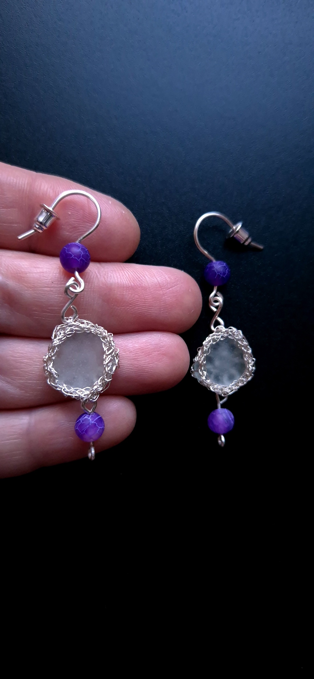 Cercei lungi argintii cu sticla de mare si agat violet - bijuterii - cercei - cercei din mărgele - Artynos.ro