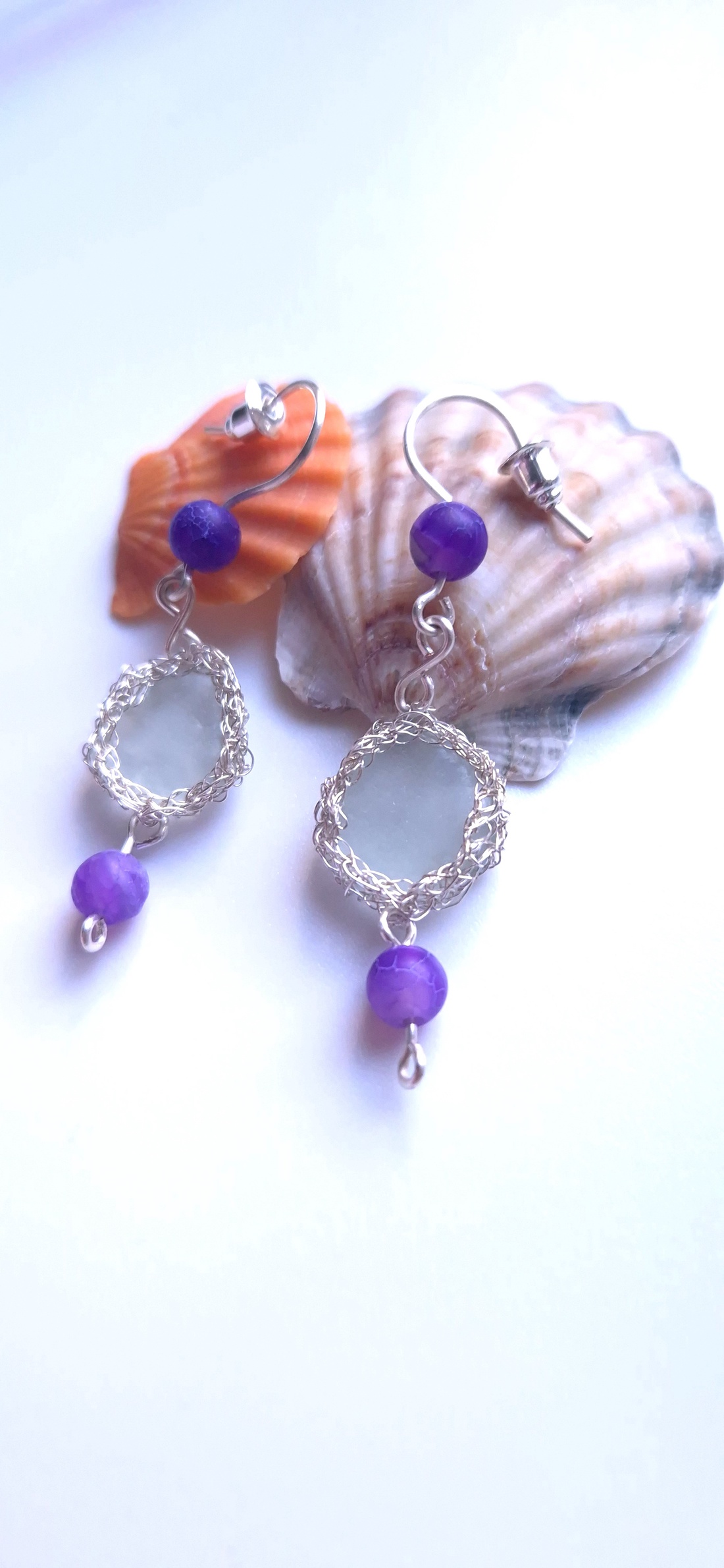 Cercei lungi argintii cu sticla de mare si agat violet - bijuterii - cercei - cercei din mărgele - Artynos.ro