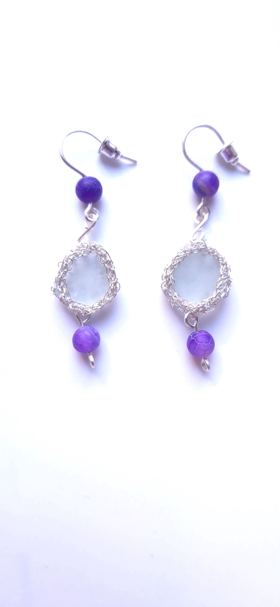 Cercei lungi argintii cu sticla de mare si agat violet - bijuterii - cercei - cercei din mărgele - Artynos.ro
