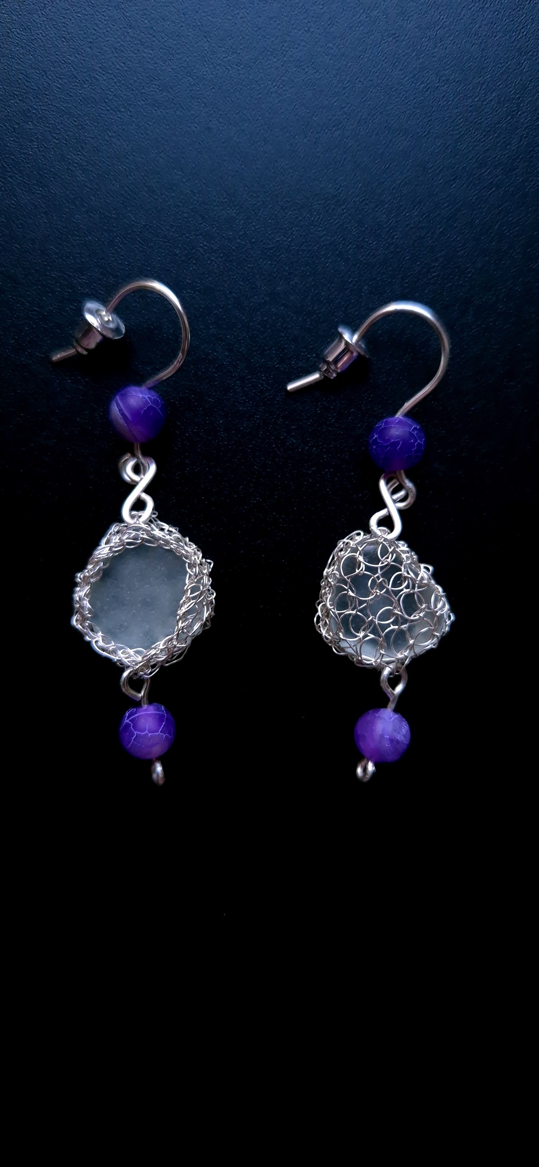 Cercei lungi argintii cu sticla de mare si agat violet - bijuterii - cercei - cercei din mărgele - Artynos.ro