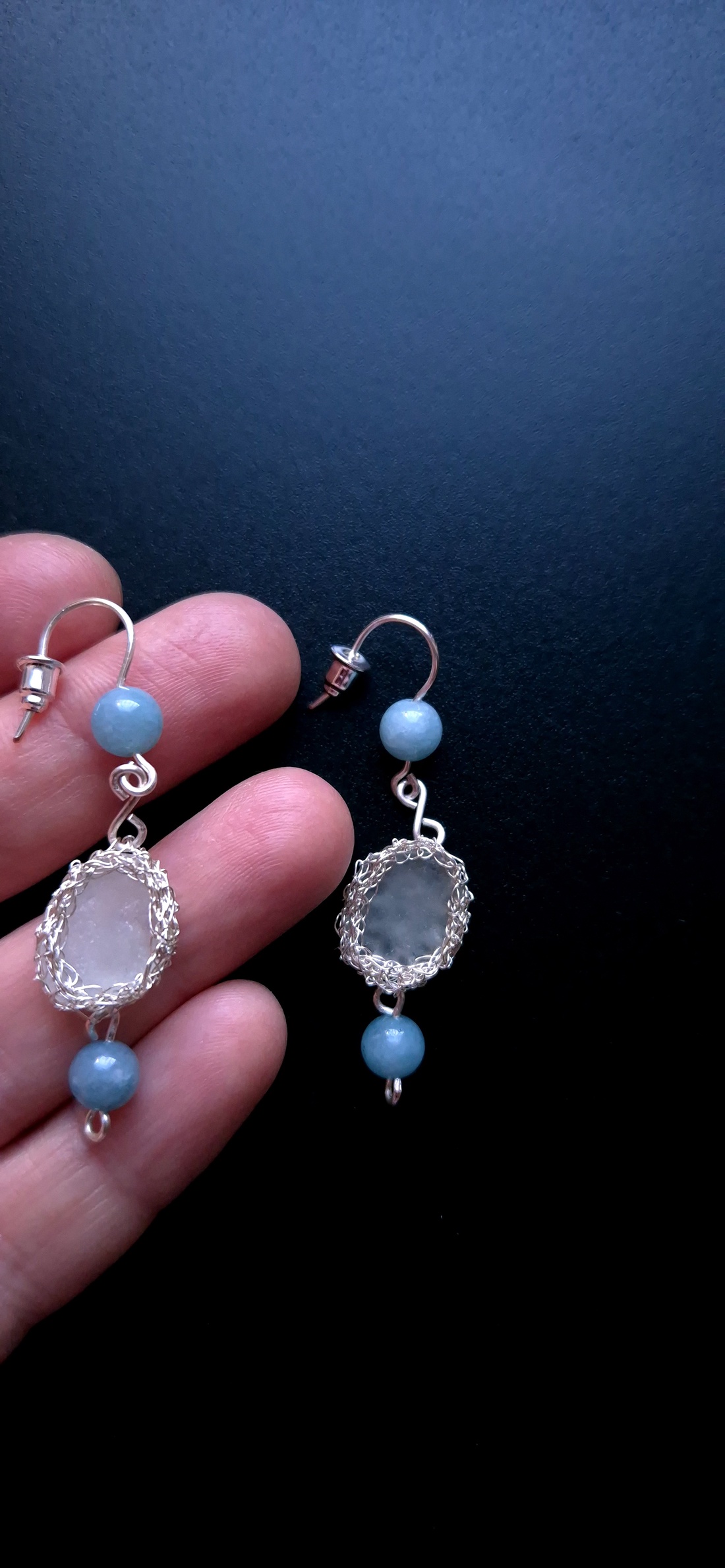 Cercei lungi argintii cu sticla de mare si acvamarin  - bijuterii - cercei - cercei din pietre semiprețioase - Artynos.ro