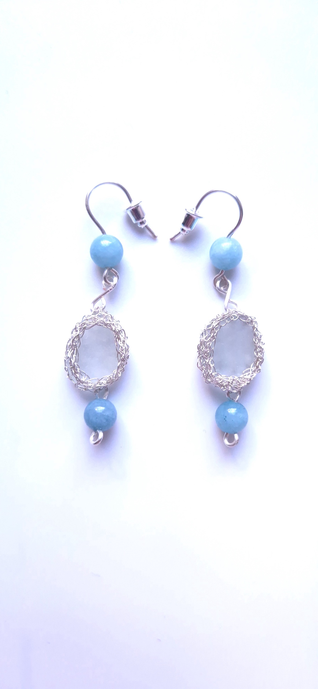 Cercei lungi argintii cu sticla de mare si acvamarin  - bijuterii - cercei - cercei din pietre semiprețioase - Artynos.ro