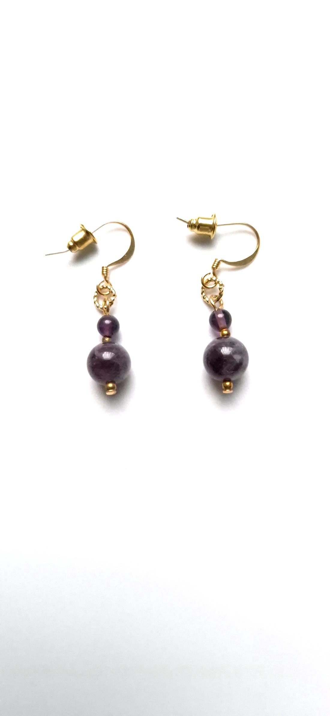 Cercei auriti cu margele mov de  ametist - bijuterii - cercei - cercei din pietre semiprețioase - Artynos.ro