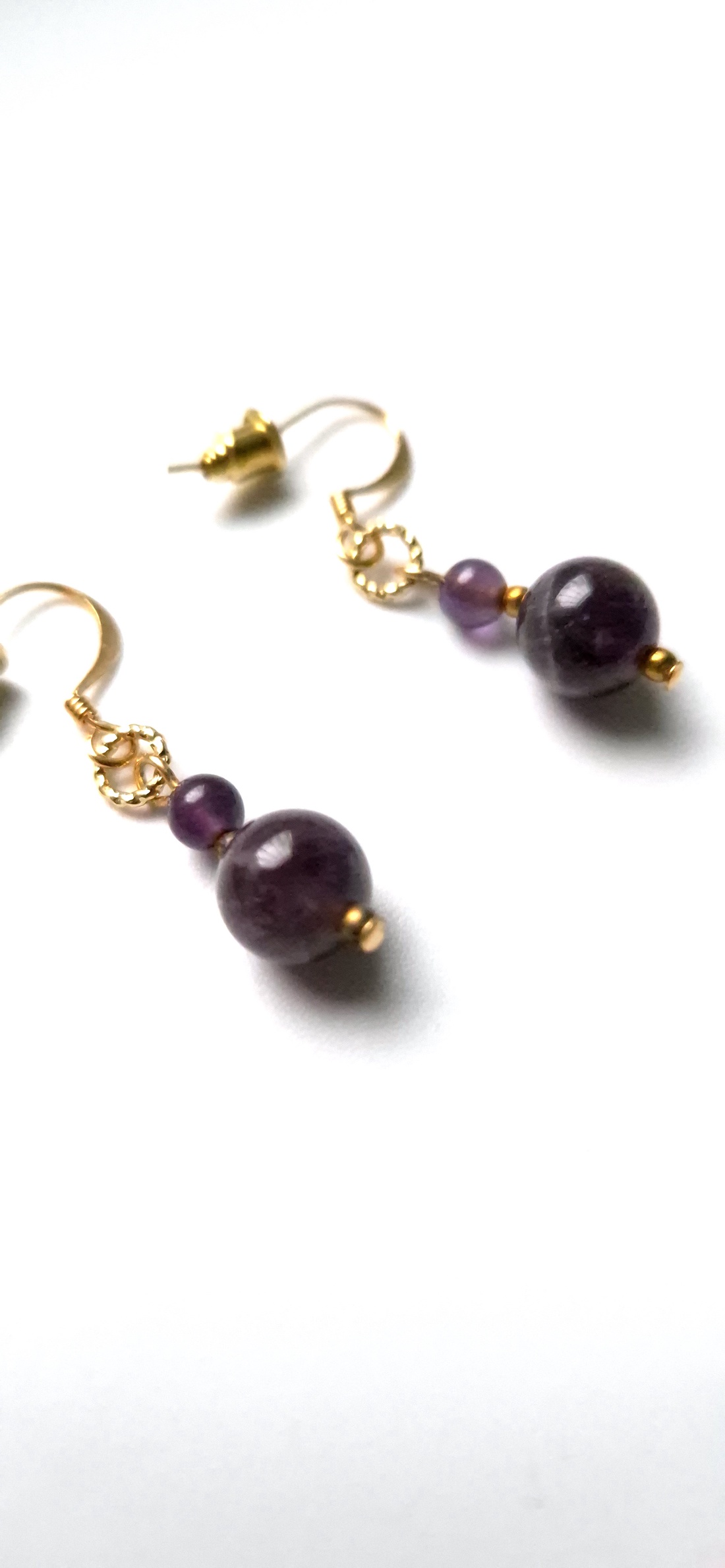 Cercei auriti cu margele mov de  ametist - bijuterii - cercei - cercei din pietre semiprețioase - Artynos.ro