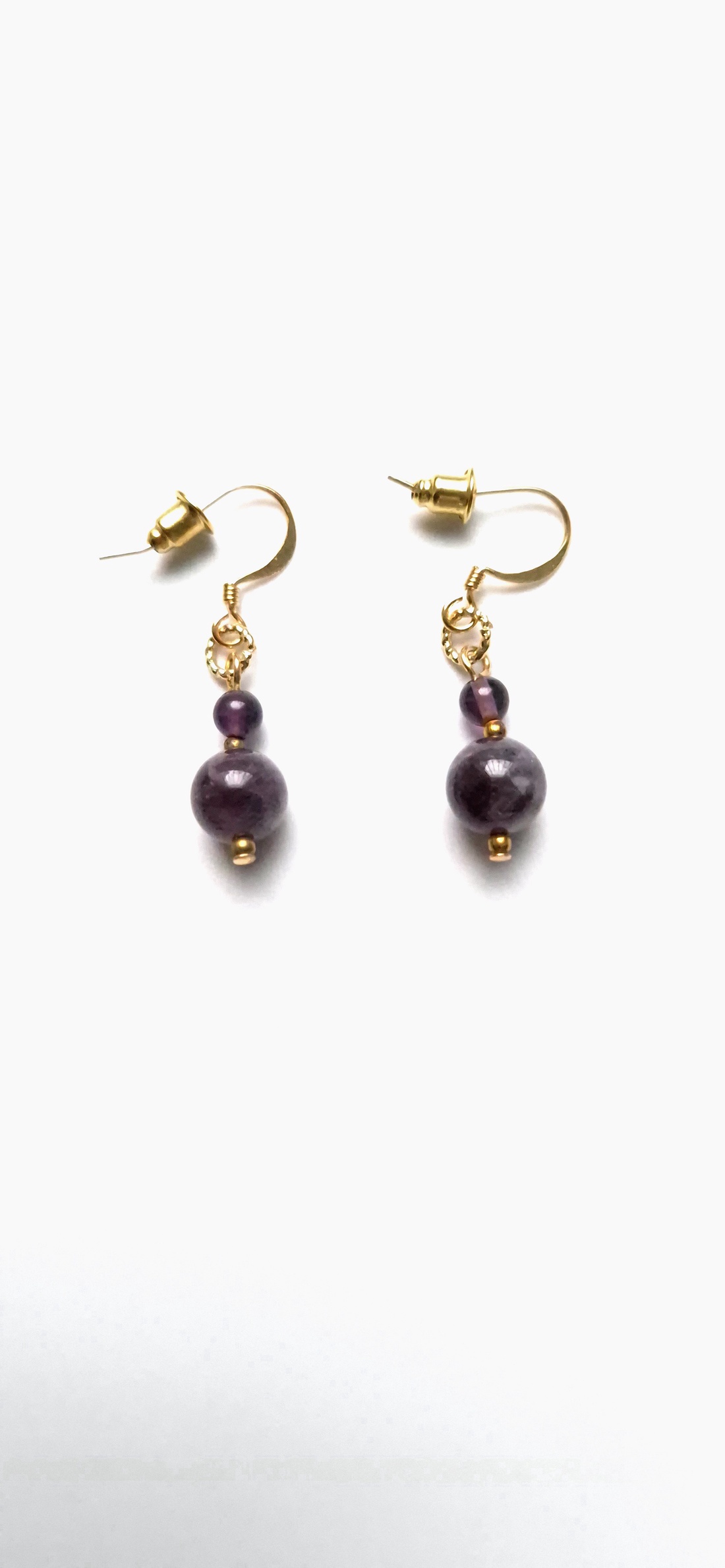 Cercei auriti cu margele mov de  ametist - bijuterii - cercei - cercei din pietre semiprețioase - Artynos.ro