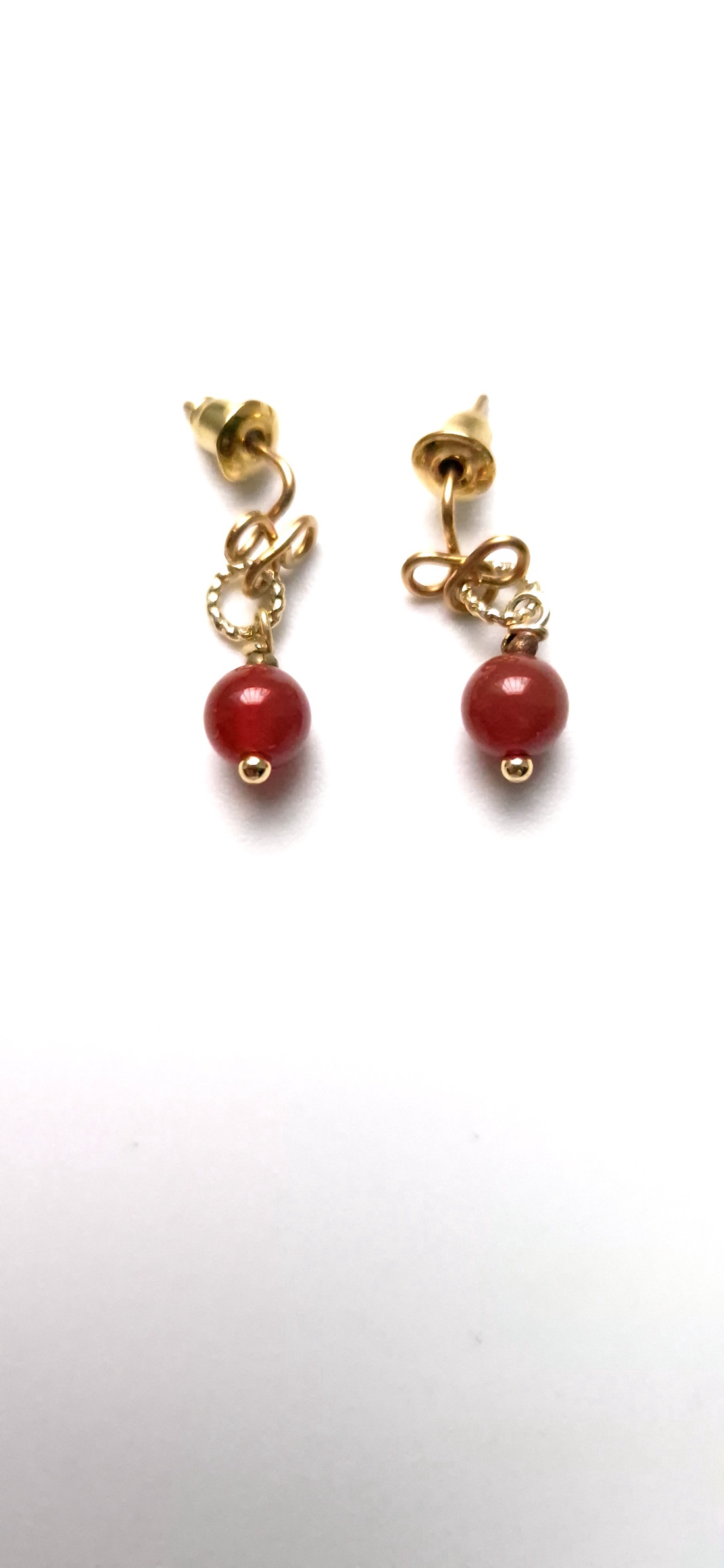 Cercei mici auriti cu margele de carneol rosu  - bijuterii - cercei - cercei din pietre semiprețioase - Artynos.ro