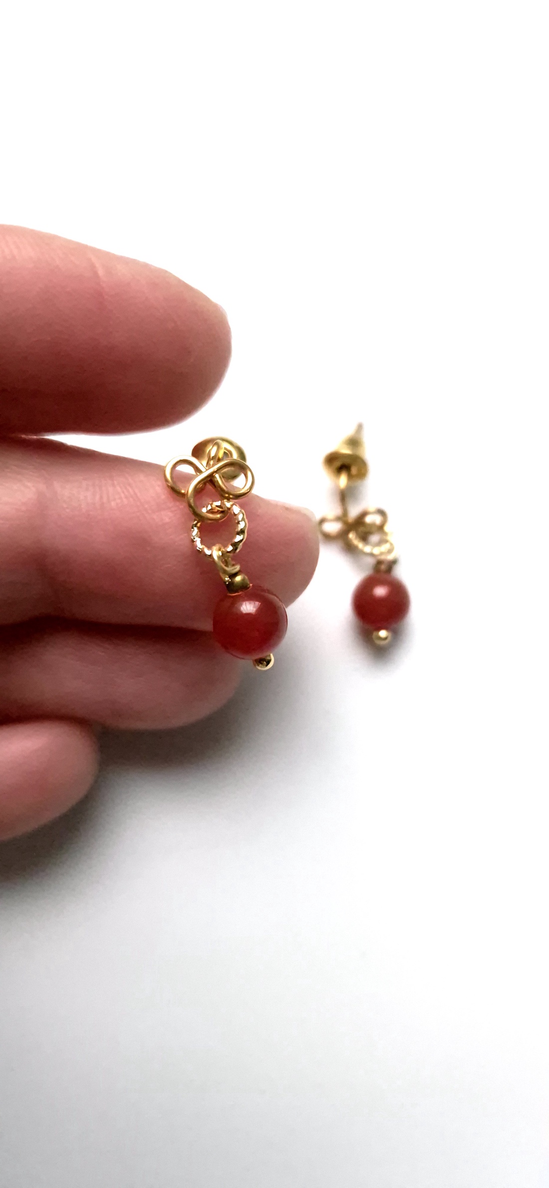 Cercei mici auriti cu margele de carneol rosu  - bijuterii - cercei - cercei din pietre semiprețioase - Artynos.ro