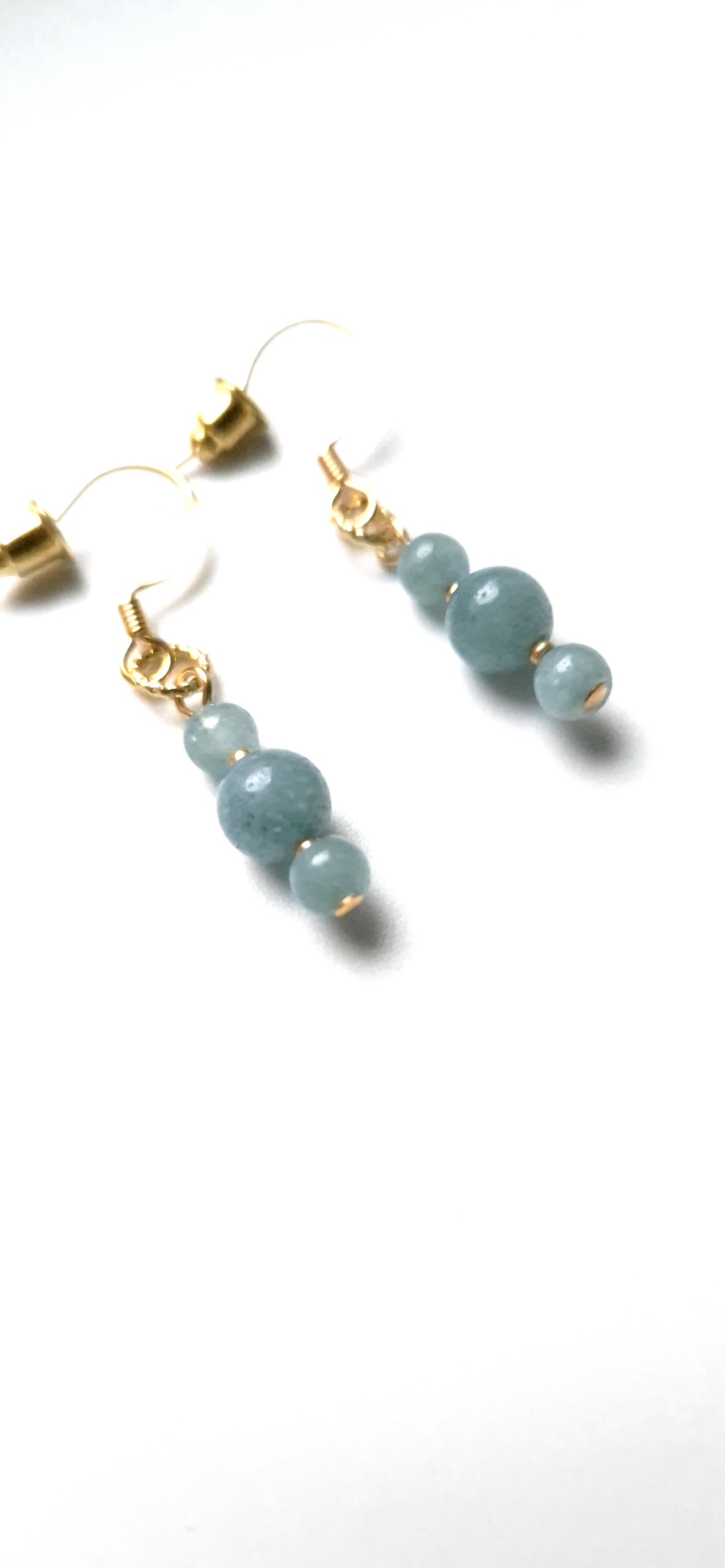 Cercei auriti cu margele bleu de acvamarin  - bijuterii - cercei - cercei din pietre semiprețioase - Artynos.ro