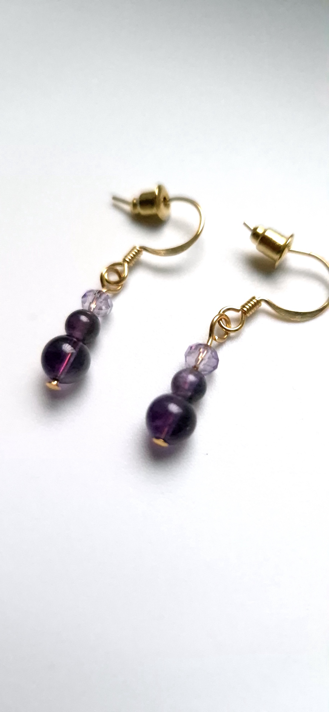 Cercei mici auriti cu ametist  - bijuterii - cercei - cercei din pietre semiprețioase - Artynos.ro