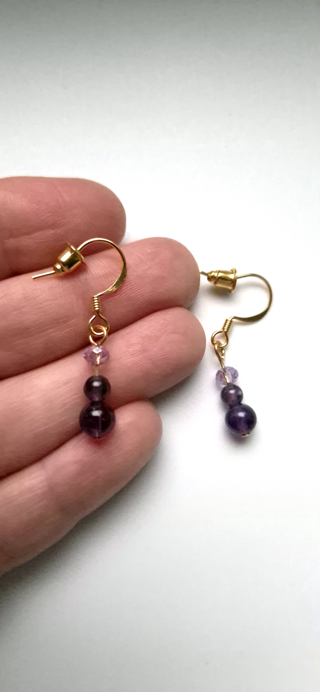 Cercei mici auriti cu ametist  - bijuterii - cercei - cercei din pietre semiprețioase - Artynos.ro