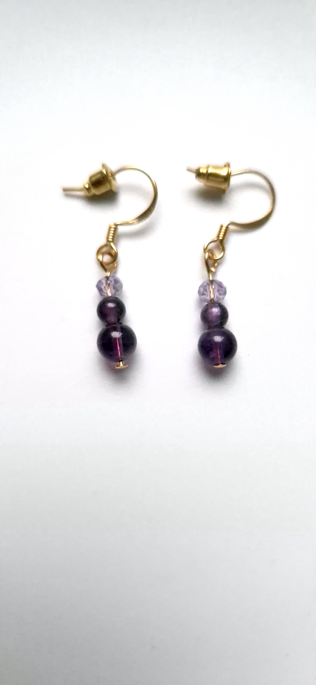 Cercei mici auriti cu ametist  - bijuterii - cercei - cercei din pietre semiprețioase - Artynos.ro