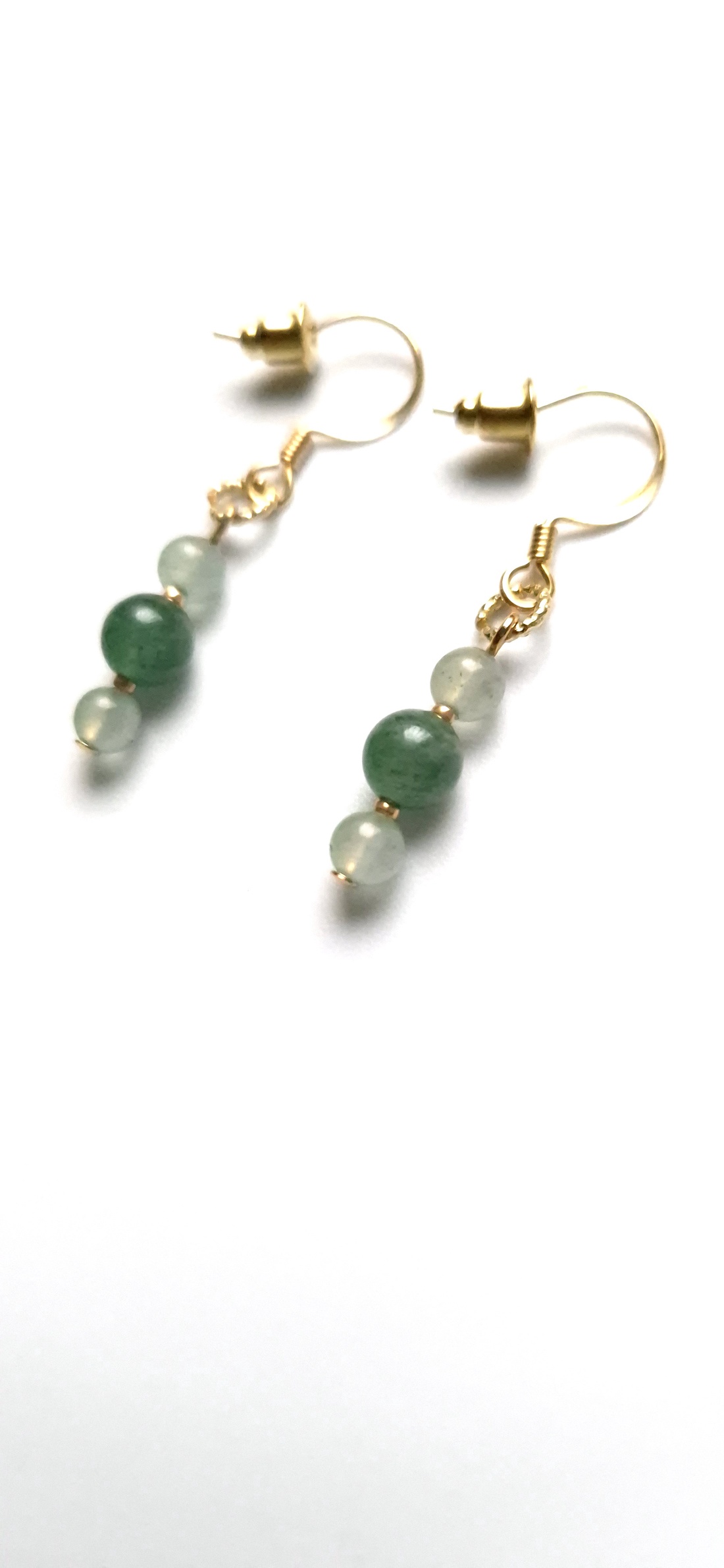 Cercei mici auriti cu margele verzi de aventurin  - bijuterii - cercei - cercei din pietre semiprețioase - Artynos.ro