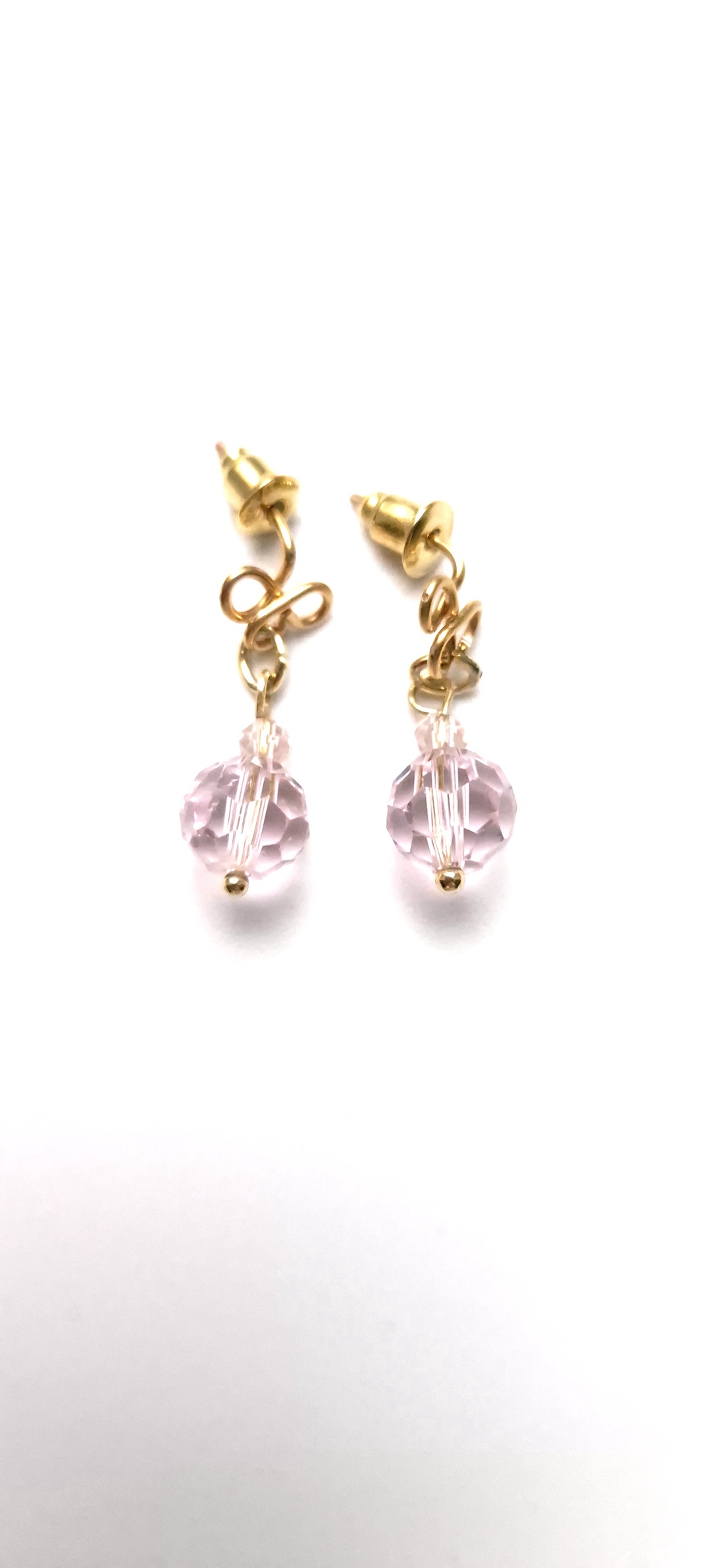 Cercei  mici auriti cu margele roz de sticla fatetata  - bijuterii - cercei - cercei din mărgele - Artynos.ro