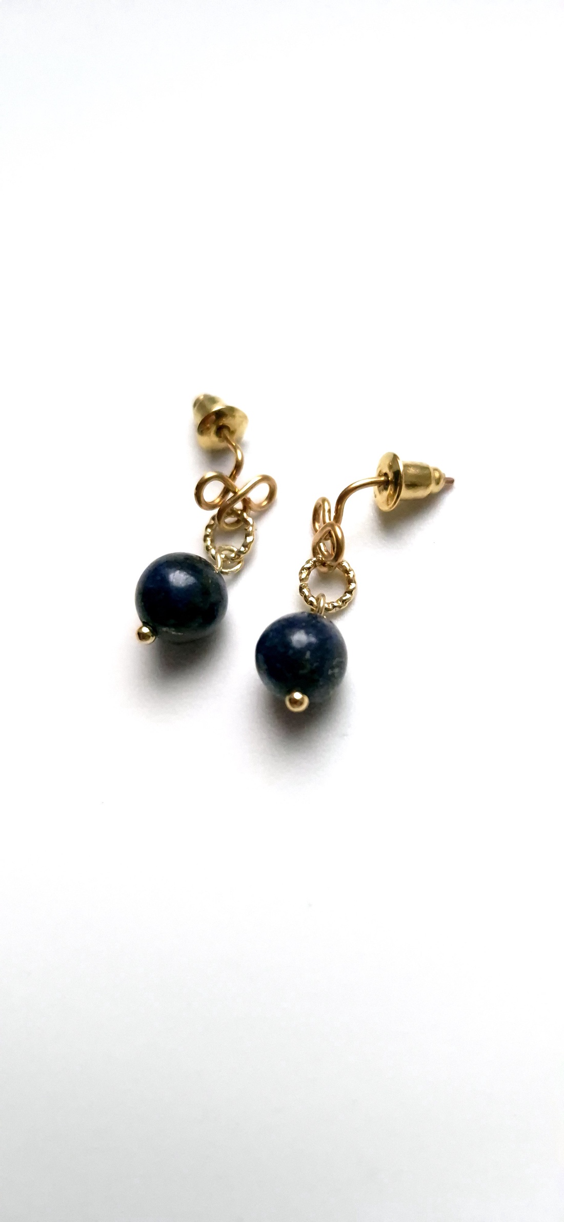 Cercei mici auriti cu margele de lapis lazuli  - bijuterii - cercei - cercei din pietre semiprețioase - Artynos.ro