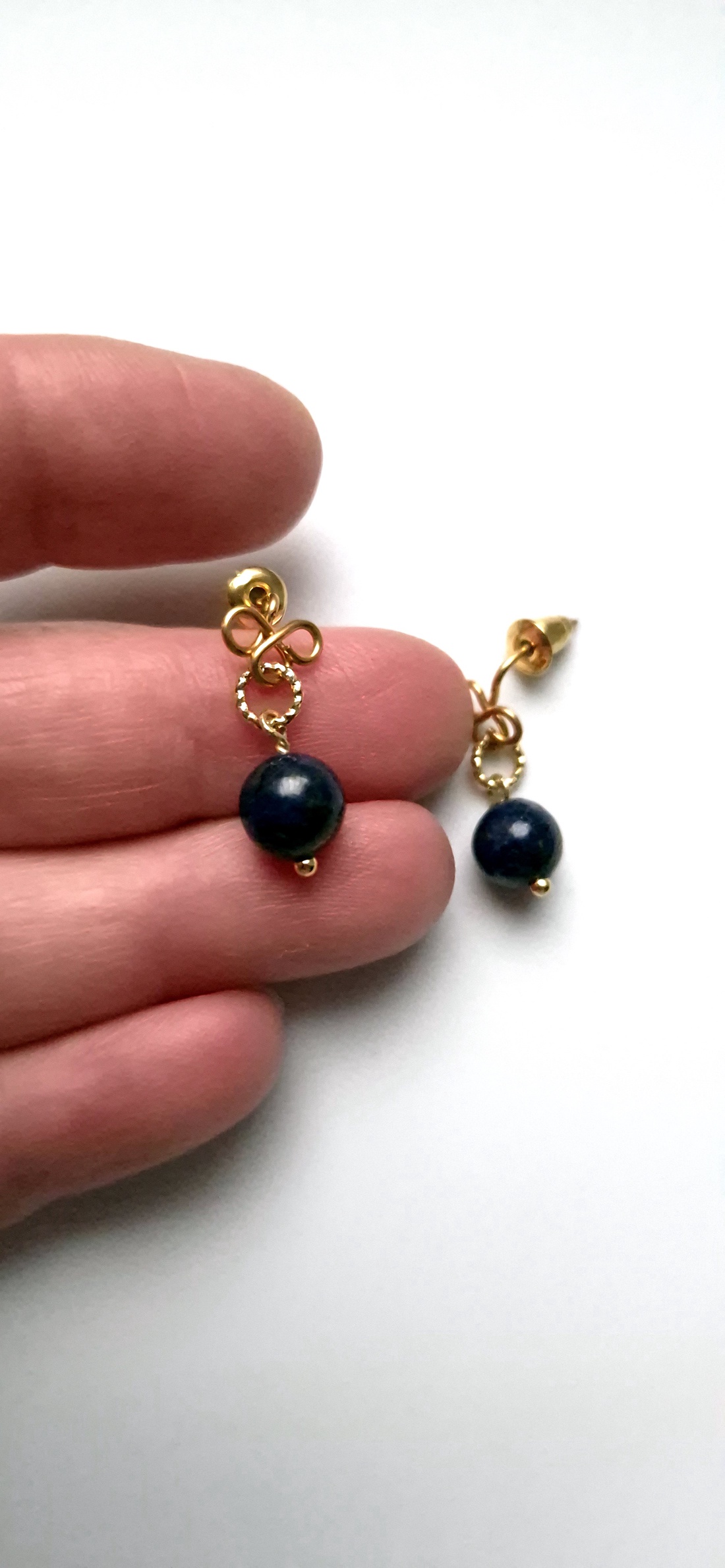 Cercei mici auriti cu margele de lapis lazuli  - bijuterii - cercei - cercei din pietre semiprețioase - Artynos.ro