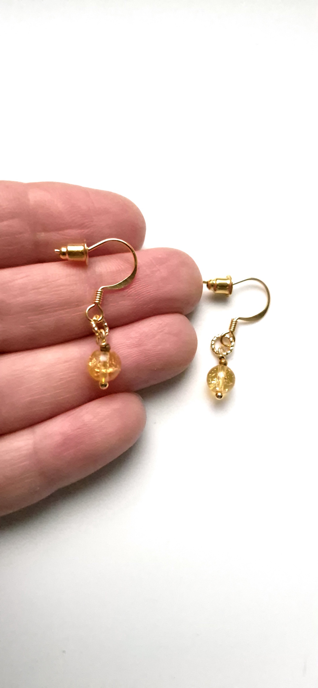 Cercei mici auriti cu margele de citrin  - bijuterii - cercei - cercei din pietre semiprețioase - Artynos.ro