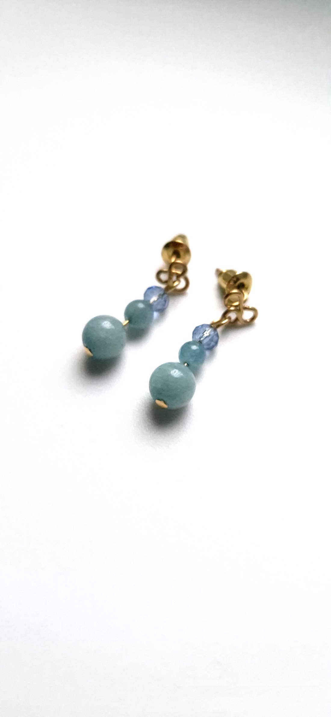 Cercei mici auriti cu margele de acvamarin  - bijuterii - cercei - cercei din pietre semiprețioase - Artynos.ro