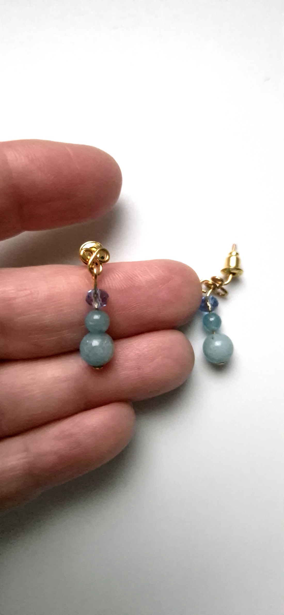 Cercei mici auriti cu margele de acvamarin  - bijuterii - cercei - cercei din pietre semiprețioase - Artynos.ro