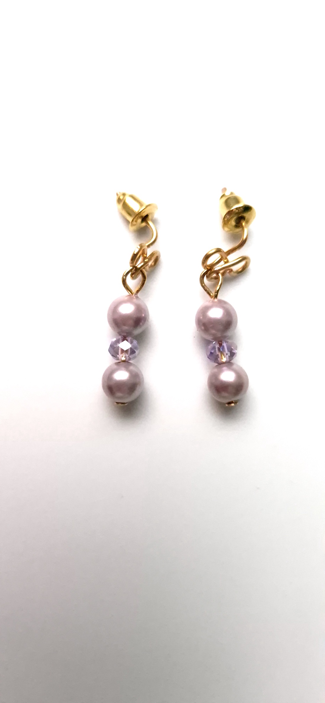 Cercei mici auriti cu perle de sticla mov - bijuterii - cercei - cercei din mărgele - Artynos.ro
