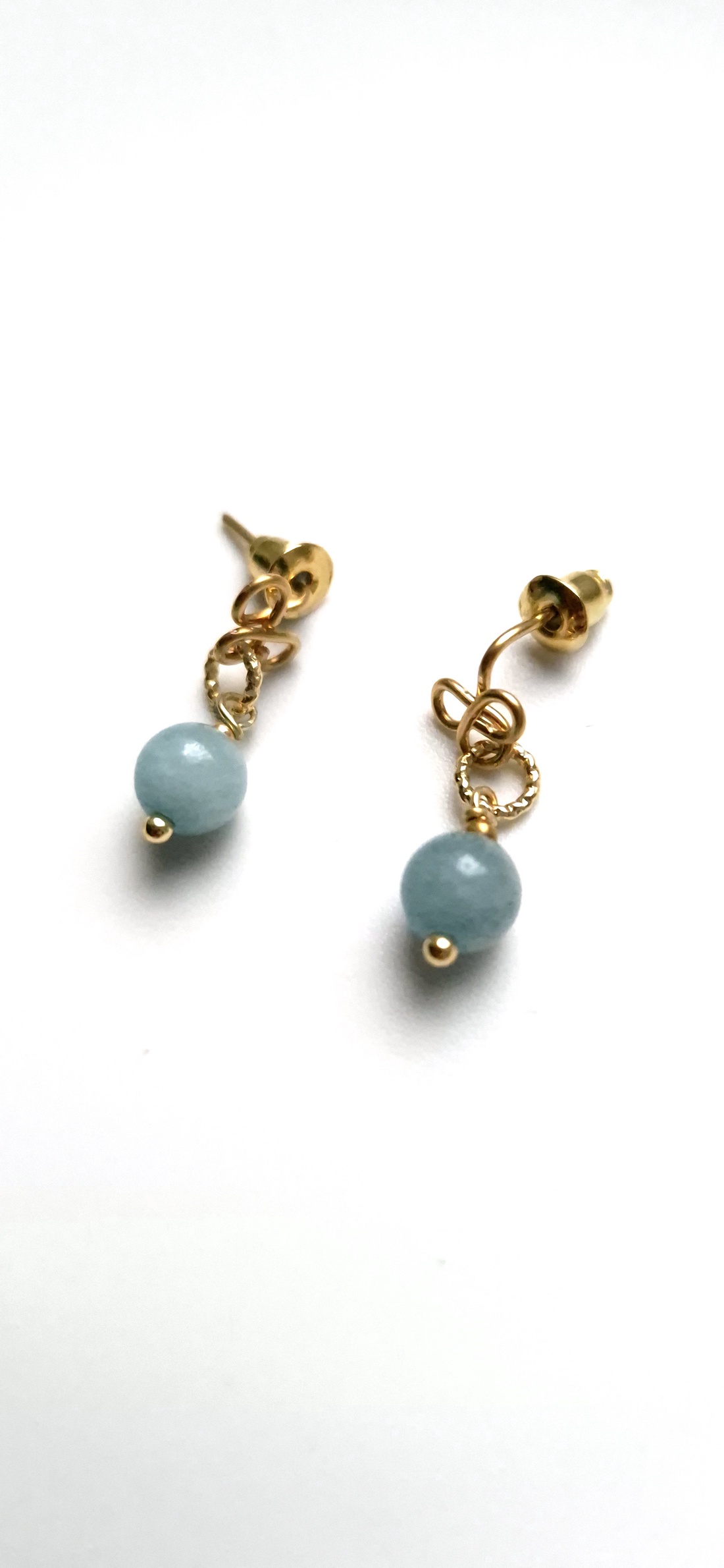 Cercei mici auriti cu margele de acvamarin  - bijuterii - cercei - cercei din pietre semiprețioase - Artynos.ro