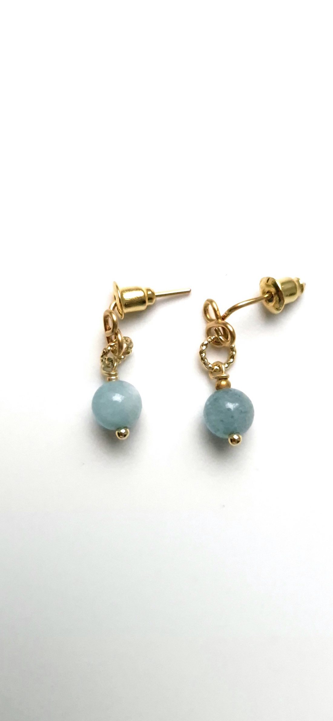 Cercei mici auriti cu margele de acvamarin  - bijuterii - cercei - cercei din pietre semiprețioase - Artynos.ro