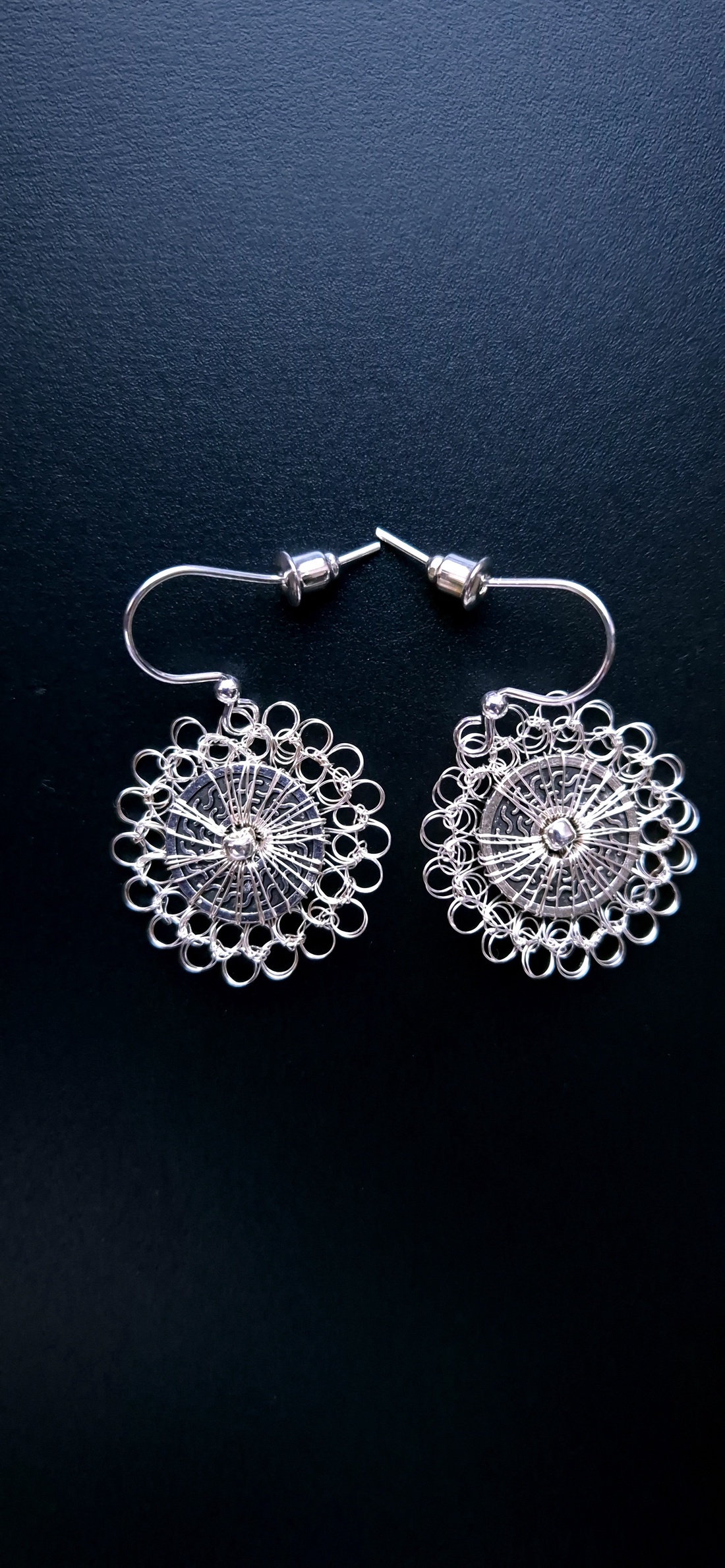 Cercei argintii mari rotunzi - bijuterii - cercei - cercei cu figurine - Artynos.ro