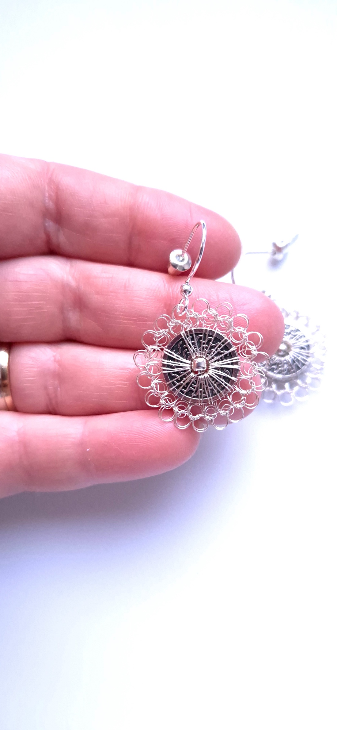 Cercei argintii mari rotunzi - bijuterii - cercei - cercei cu figurine - Artynos.ro