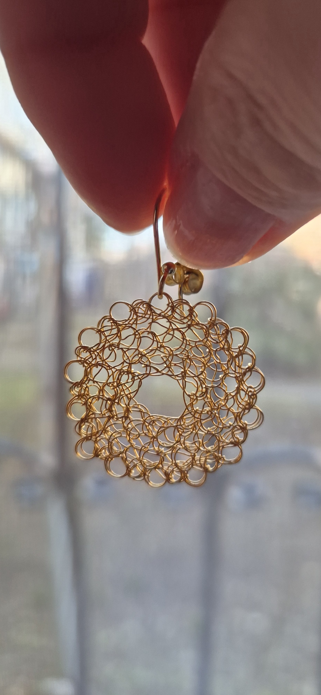 Cercei mari aurii rotunzi  - bijuterii - cercei - cercei croșetați - Artynos.ro