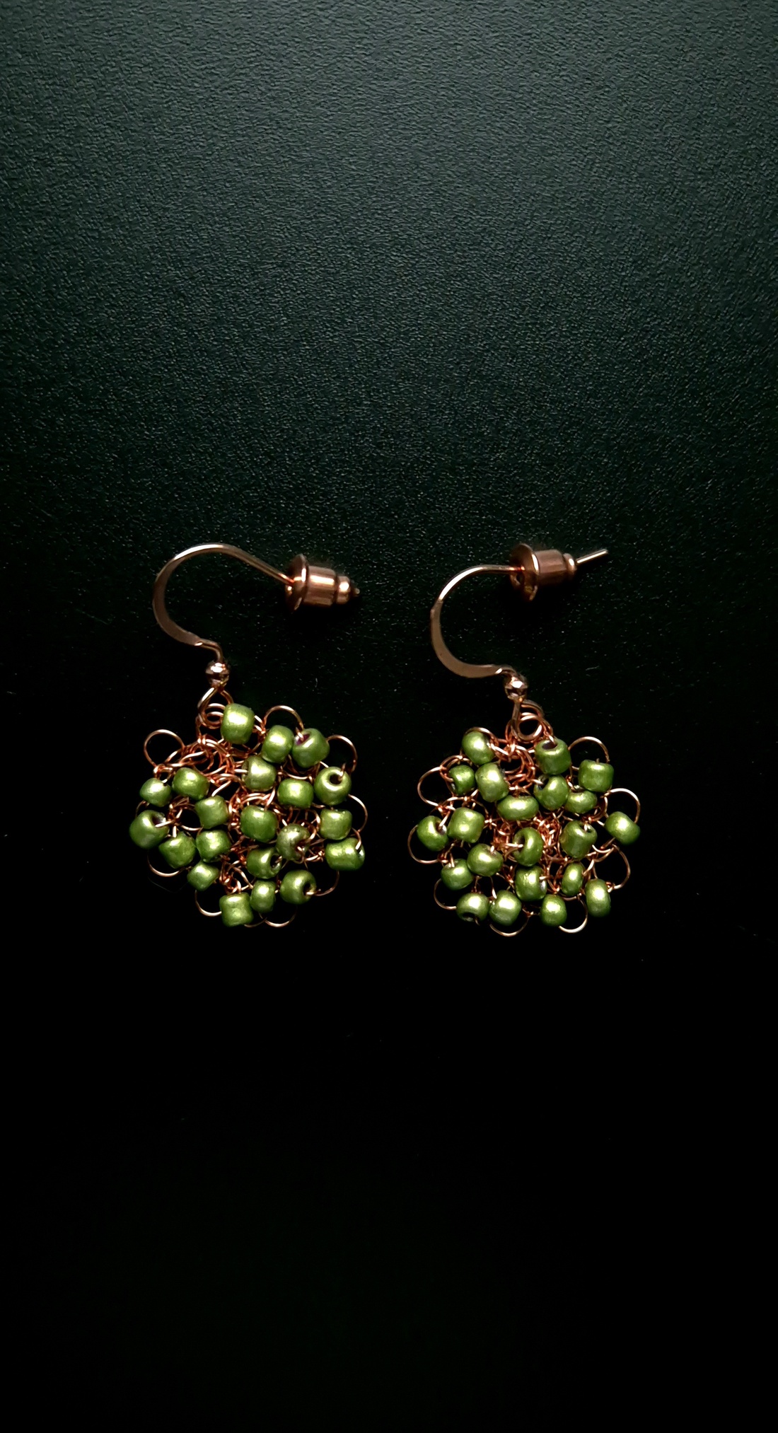 Cercei din cupru cu margele de sticla verde sidefat  - bijuterii - cercei - cercei din mărgele - Artynos.ro