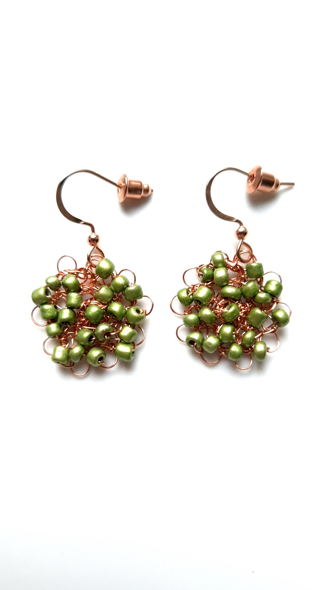 Cercei din cupru cu margele de sticla verde sidefat  - bijuterii - cercei - cercei din mărgele - Artynos.ro