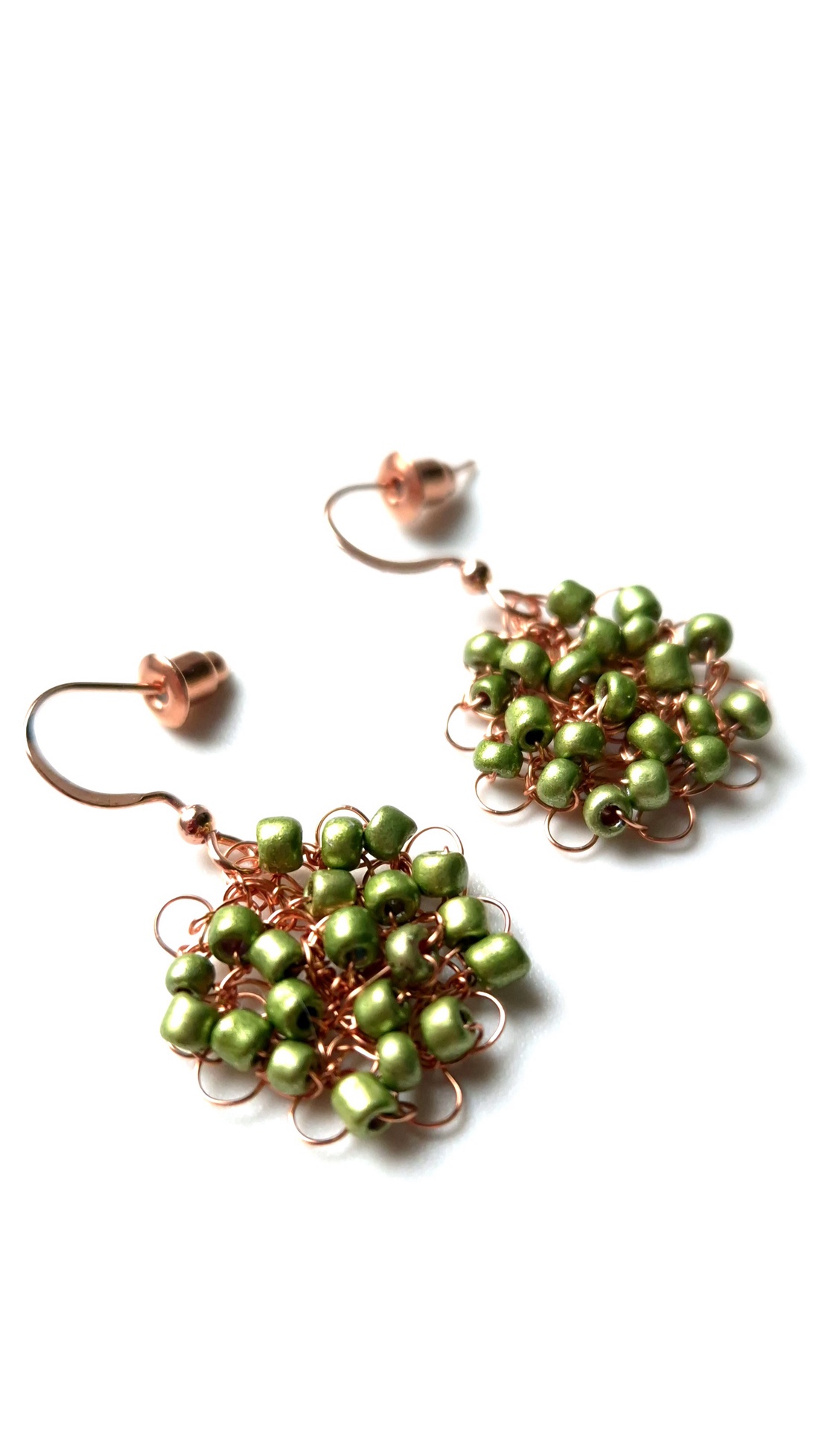 Cercei din cupru cu margele de sticla verde sidefat  - bijuterii - cercei - cercei din mărgele - Artynos.ro