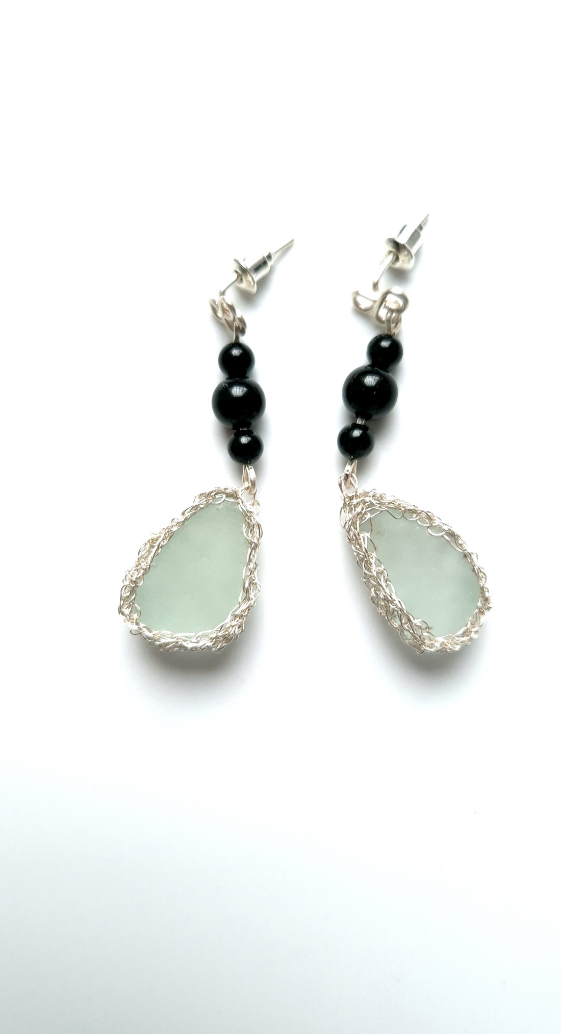 Cercei unicat argintati cu sticla de mare si agat negru  - bijuterii - cercei - cercei din sticlă - Artynos.ro