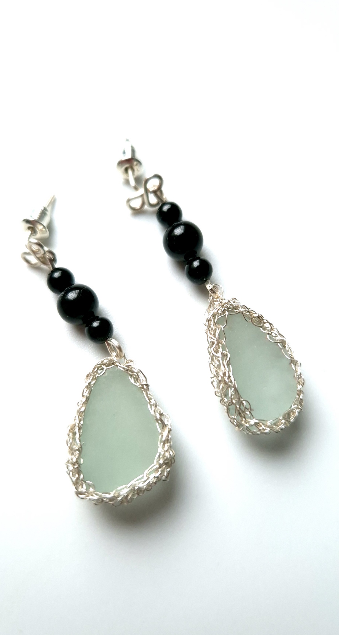 Cercei unicat argintati cu sticla de mare si agat negru  - bijuterii - cercei - cercei din sticlă - Artynos.ro