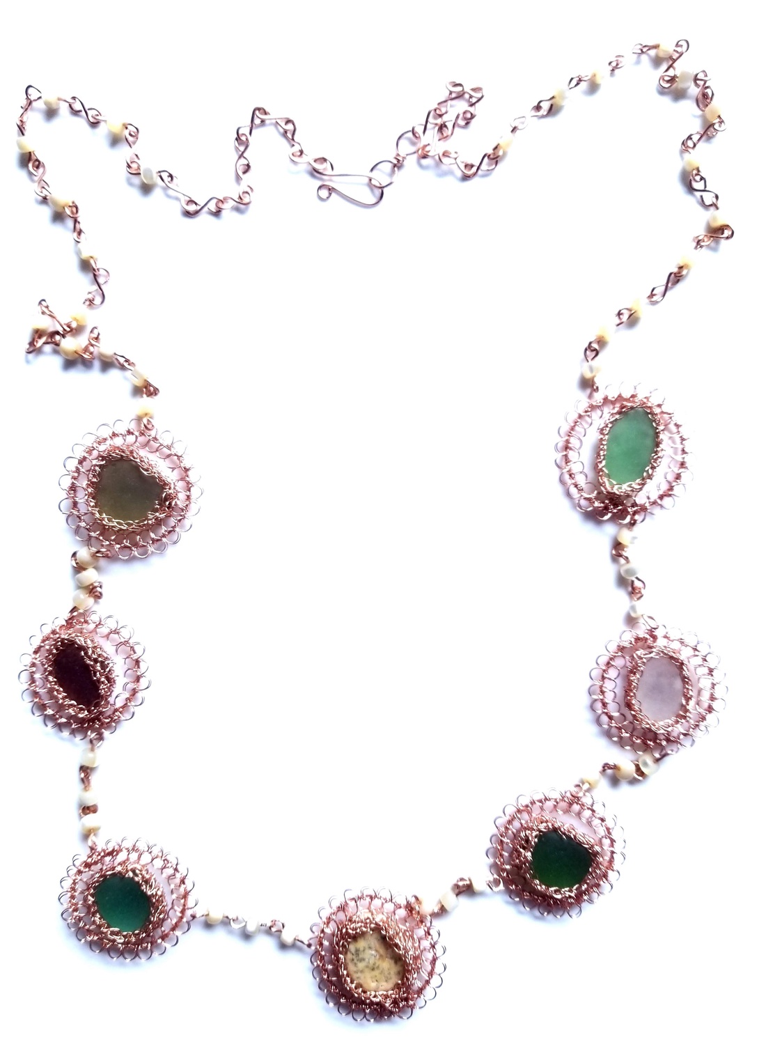 Lant lung din cupru cu sticla de mare-sea glass și margele de sidef  - bijuterii - coliere - coliere cu pandative - Artynos.ro