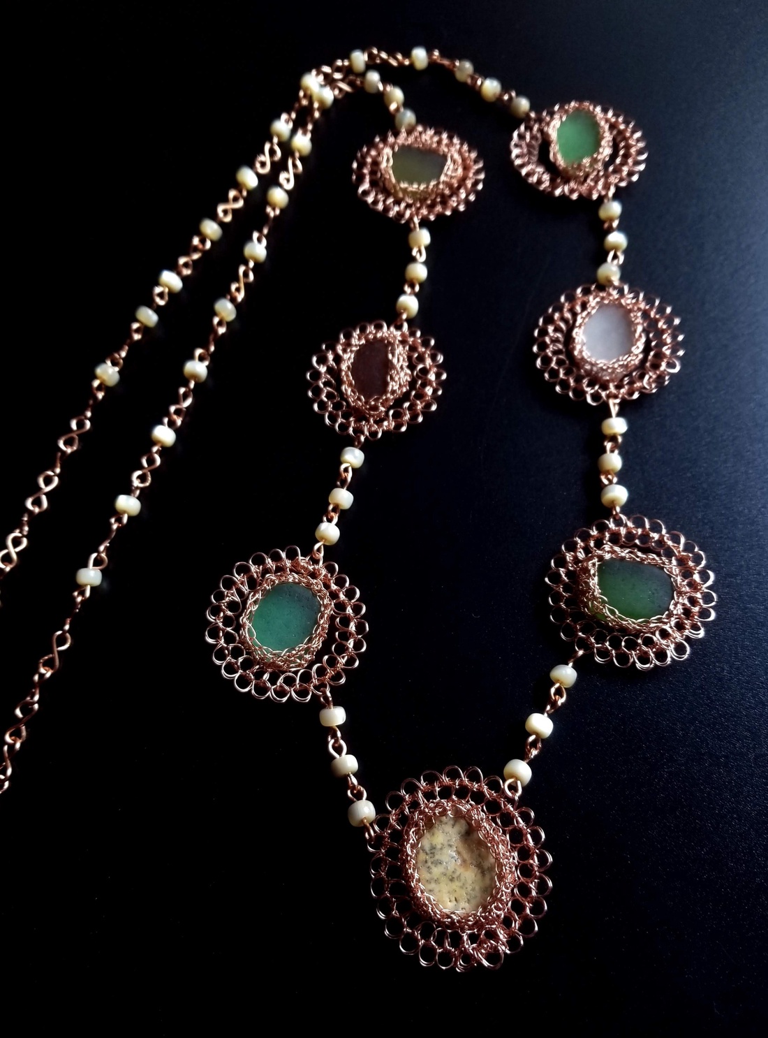 Lant lung din cupru cu sticla de mare-sea glass și margele de sidef  - bijuterii - coliere - coliere cu pandative - Artynos.ro