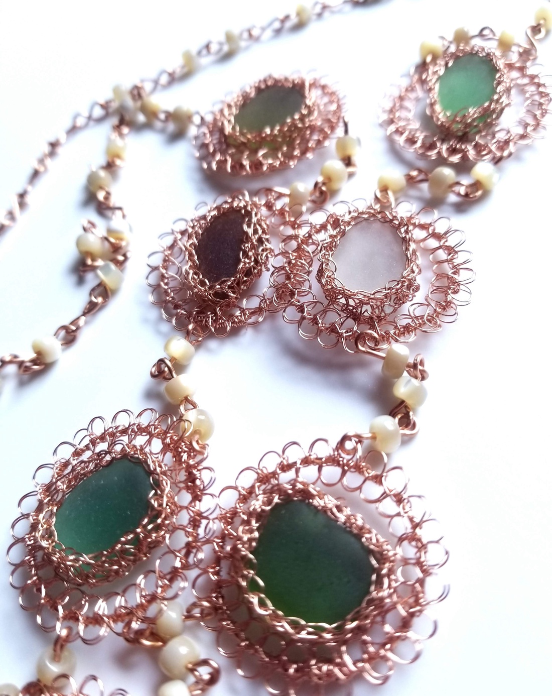 Lant lung din cupru cu sticla de mare-sea glass și margele de sidef  - bijuterii - coliere - coliere cu pandative - Artynos.ro