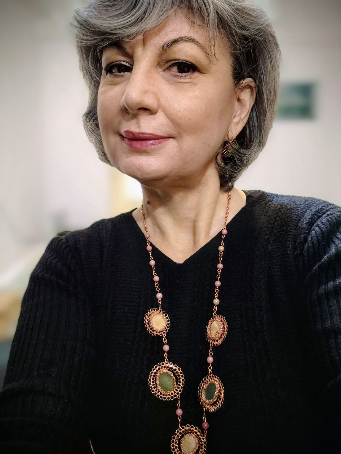 Lant lung din cupru cu sticla de mare-sea glass și margele de sidef  - bijuterii - coliere - coliere cu pandative - Artynos.ro