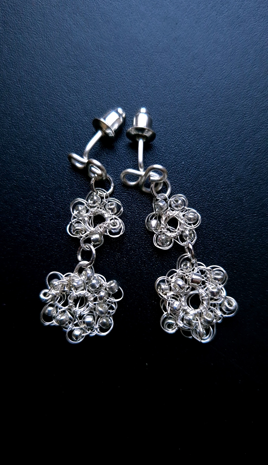 Cercei lungi floricele argintate cu margele de sticla argintii  - bijuterii - cercei - cercei din mărgele - Artynos.ro