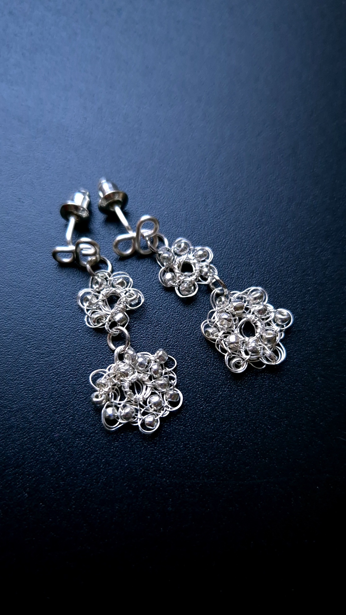 Cercei lungi floricele argintate cu margele de sticla argintii  - bijuterii - cercei - cercei din mărgele - Artynos.ro