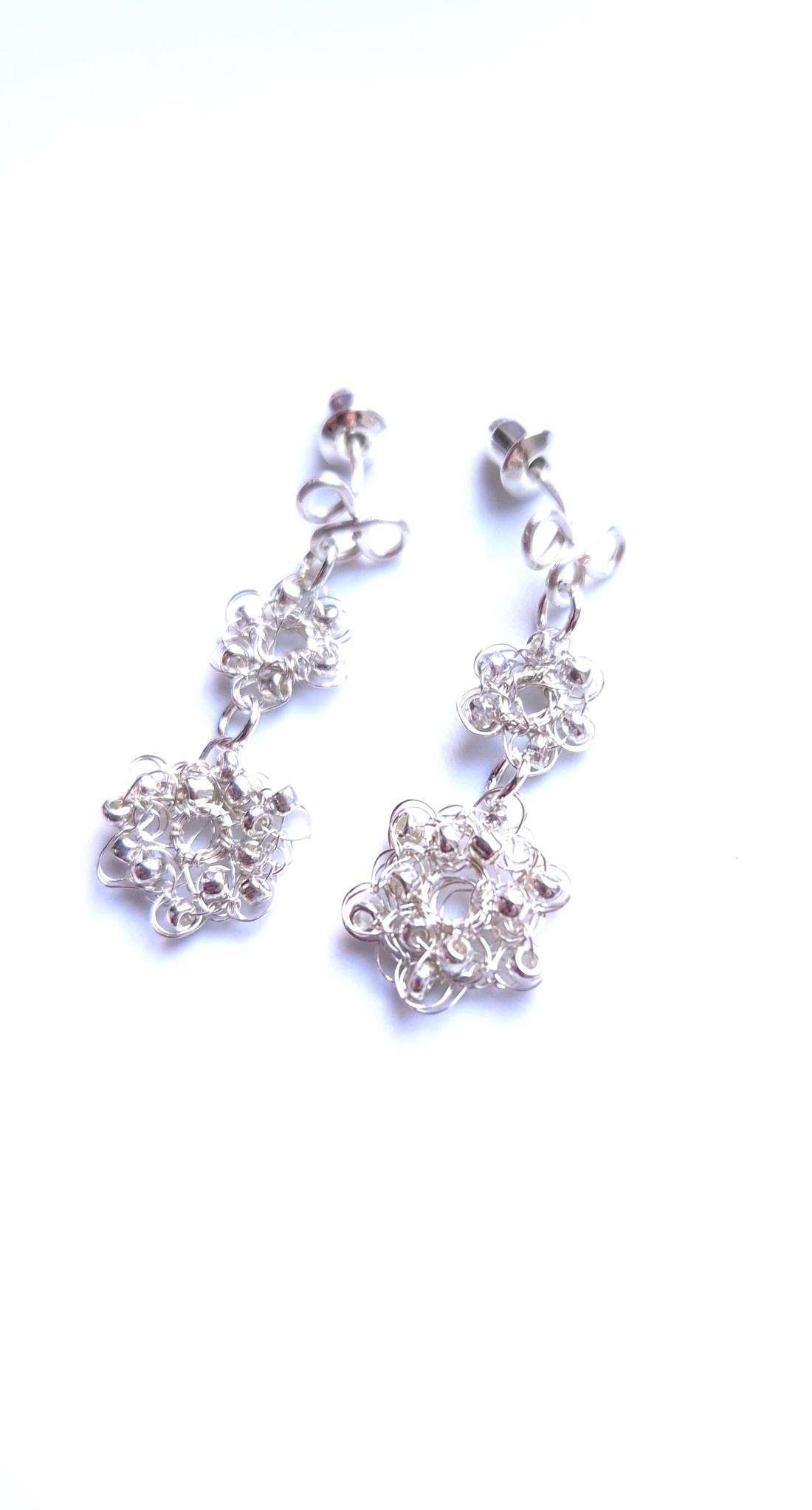 Cercei lungi floricele argintate cu margele de sticla argintii  - bijuterii - cercei - cercei din mărgele - Artynos.ro