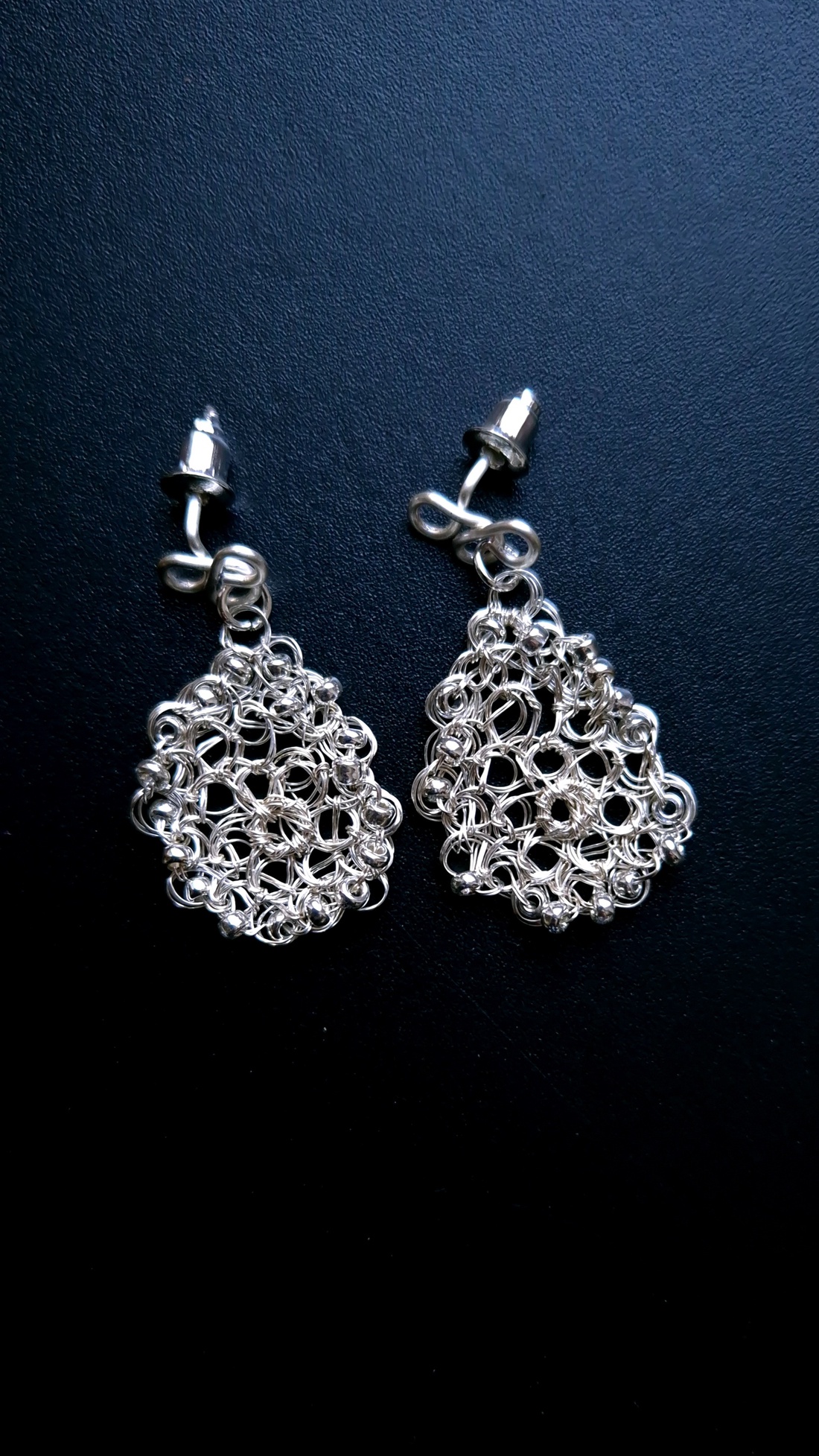 Cercei argintati lacrima cu margele de sticla  - bijuterii - cercei - cercei croșetați - Artynos.ro