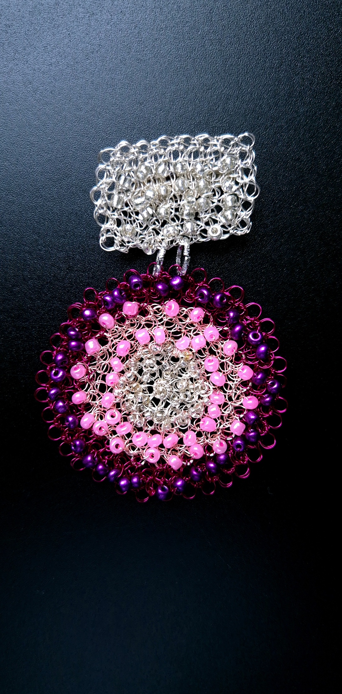 Brosa crosetata din sarma de cupru cu margele de sticla  - bijuterii - broșe - Artynos.ro