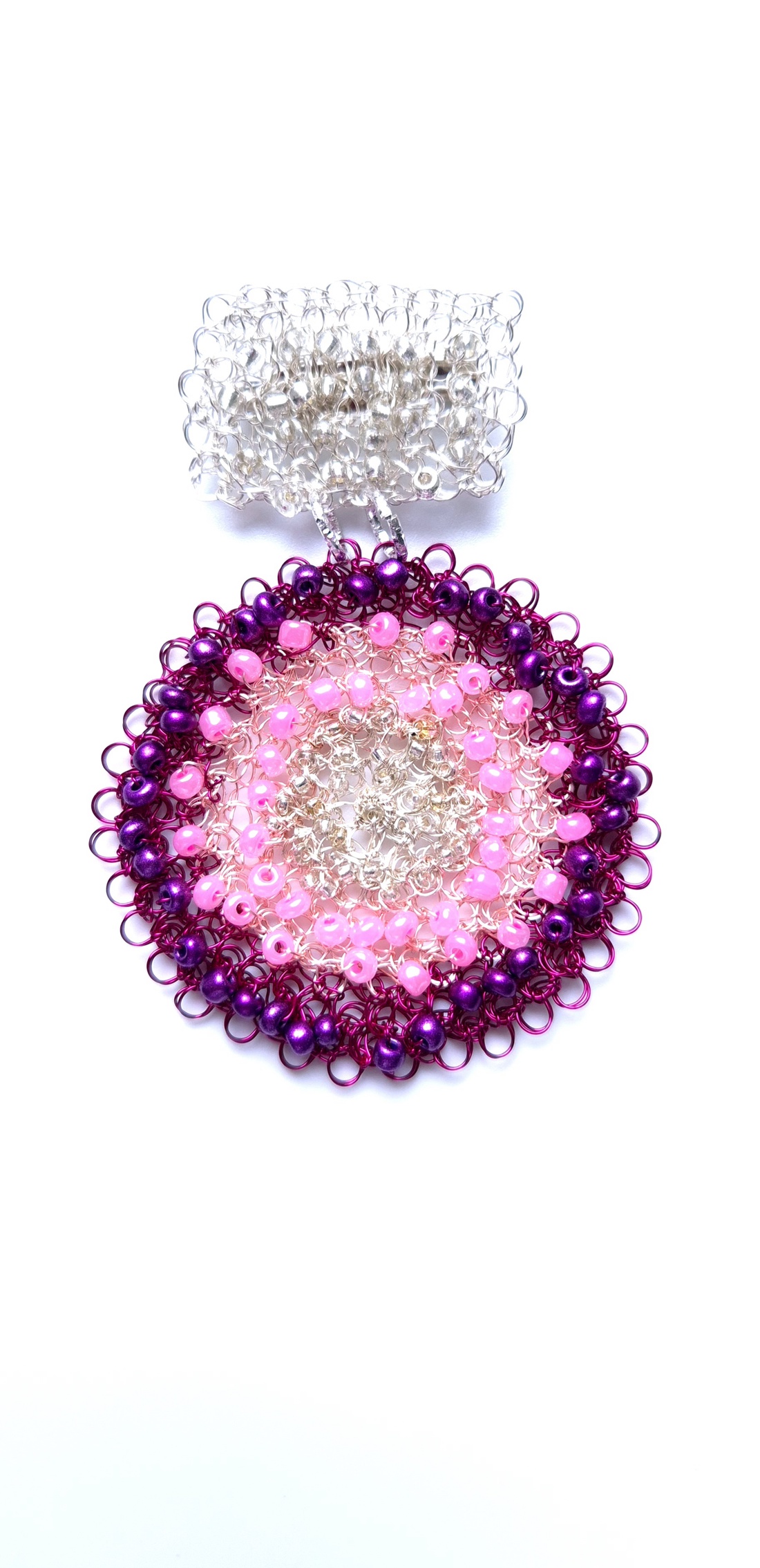 Brosa crosetata din sarma de cupru cu margele de sticla  - bijuterii - broșe - Artynos.ro