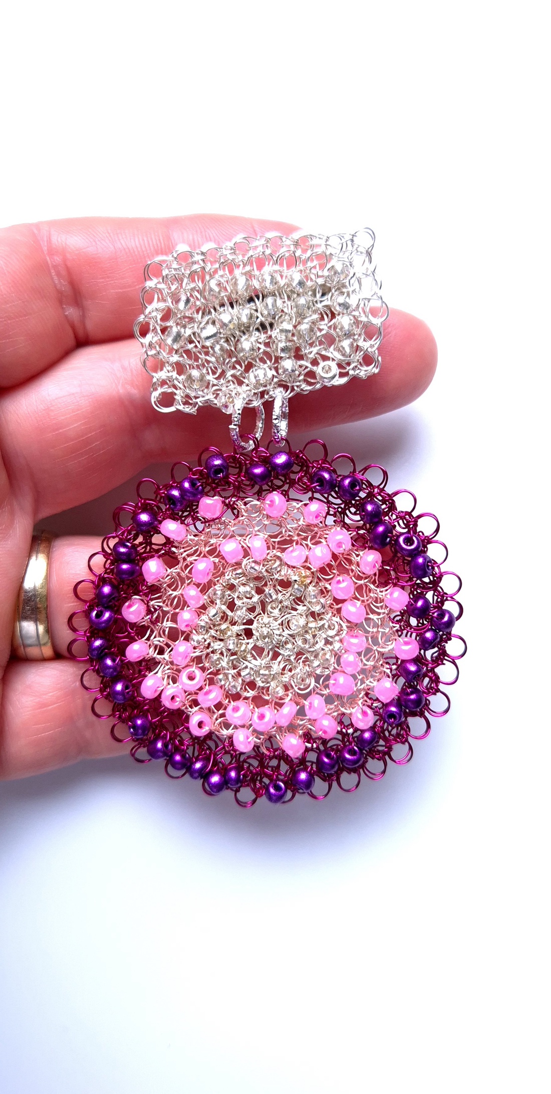 Brosa crosetata din sarma de cupru cu margele de sticla  - bijuterii - broșe - Artynos.ro