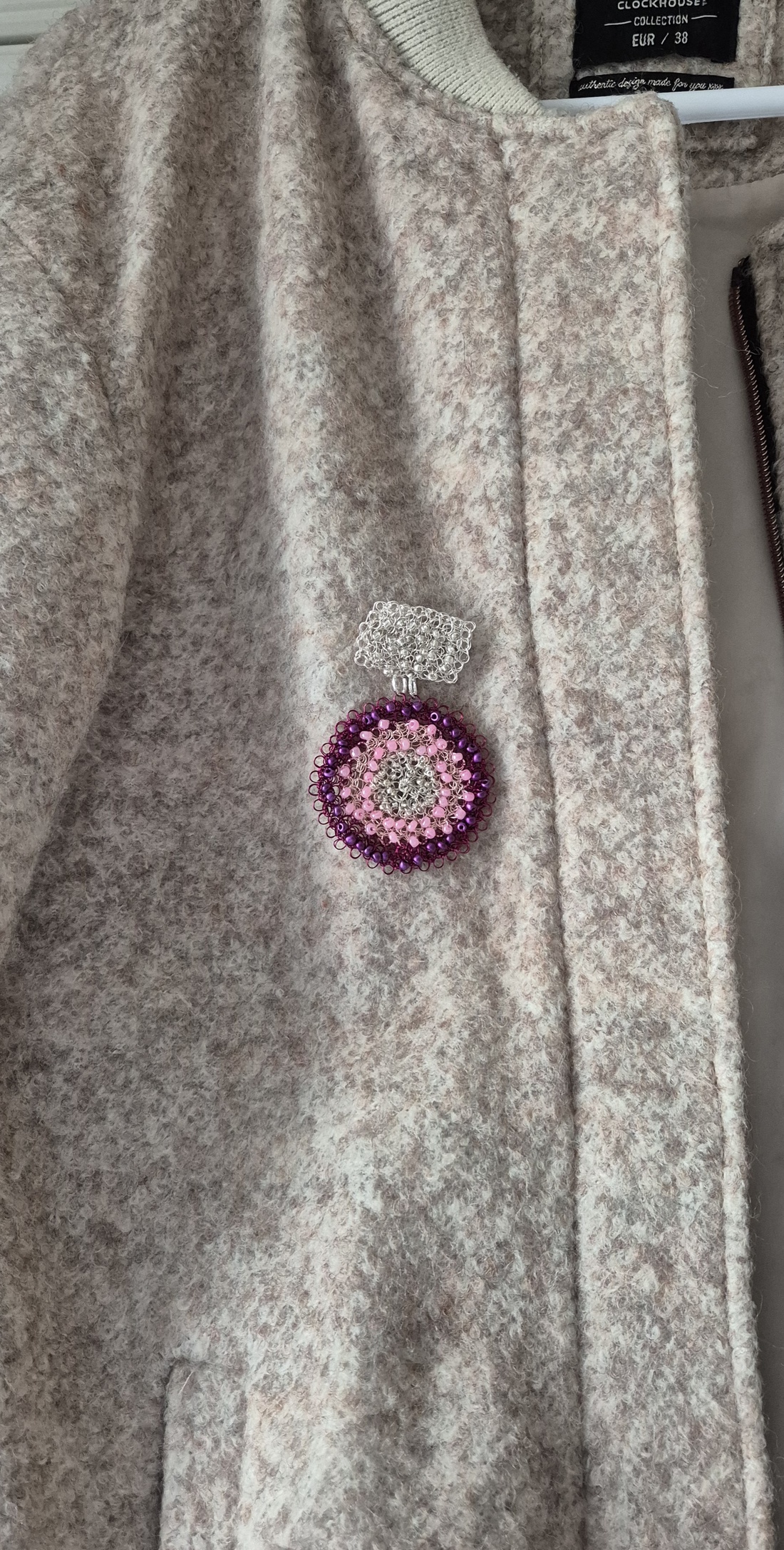 Brosa crosetata din sarma de cupru cu margele de sticla  - bijuterii - broșe - Artynos.ro